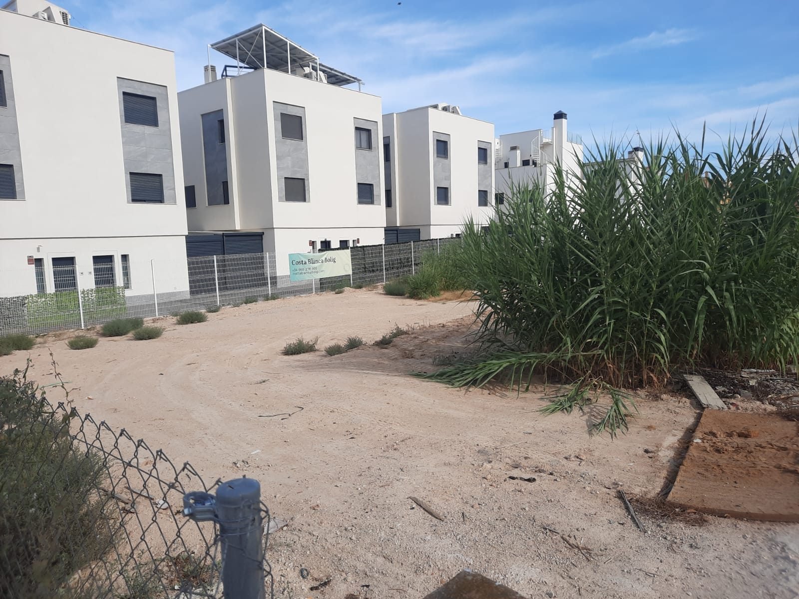 Solar edificable con buena orientación y excelentes posibilidades de diseño en una ubicación privilegiada.