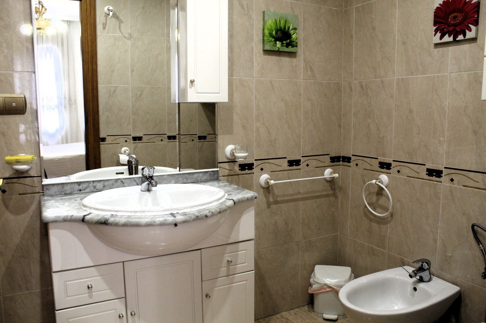 Exclusivo Piso en Calle Ramón Gallud: 2 Hab, Terraza y Suite con Aseo Privado - foto 14