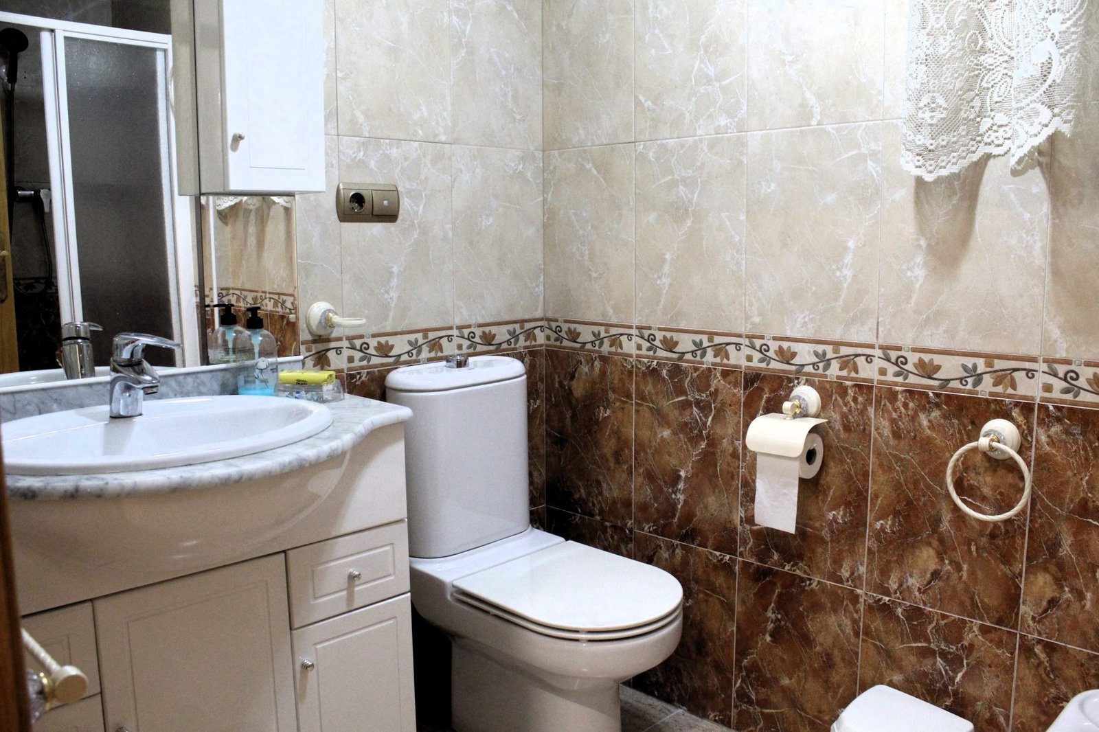 Exclusivo Piso en Calle Ramón Gallud: 2 Hab, Terraza y Suite con Aseo Privado - foto 15